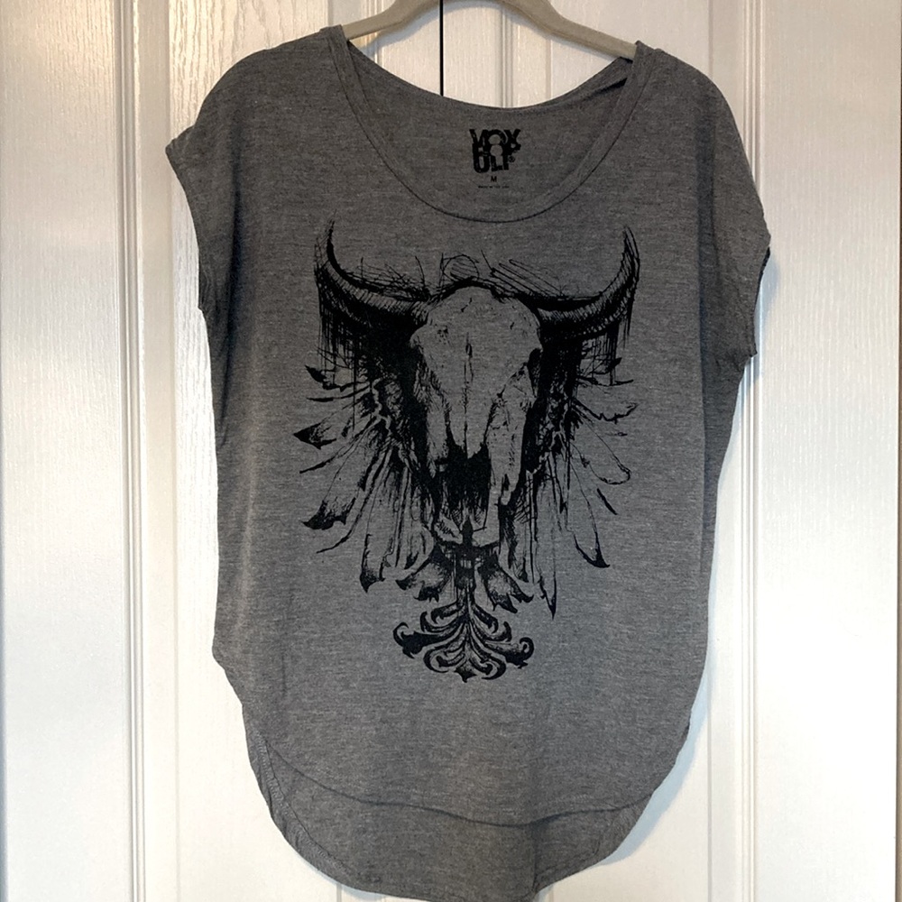 EUC Vox Populi bill skull/longhorn cap sleeve charcoal grey tee. Size medium
